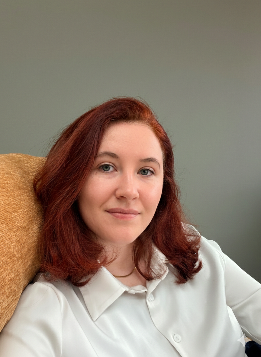 Lauren Filali, illustratrice, dans son fauteuil de velours mordoré